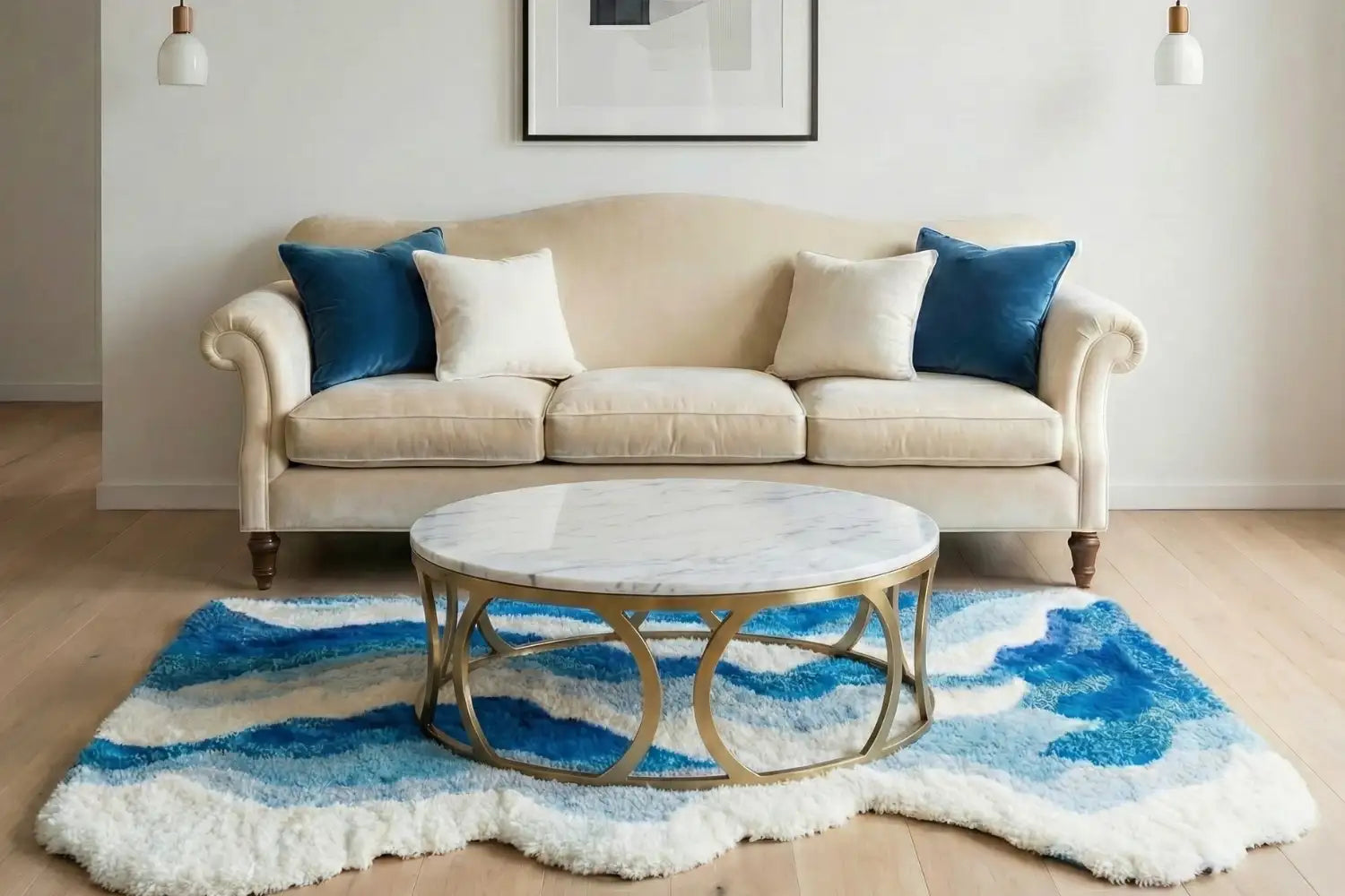 Canapé de couleur crème avec des coussins de jet bleus et blancs, design moderne, rembourré en tissu.