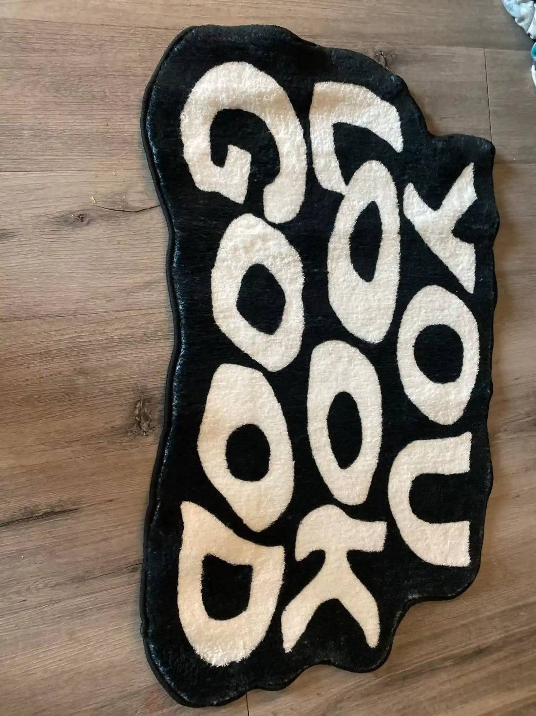 Tapis shag noir avec des lettres en bulle blanches.