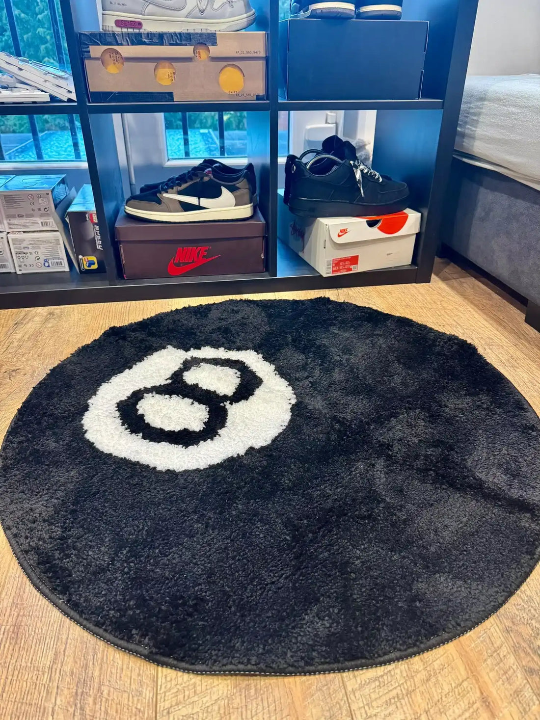Tapis shag noir et blanc avec boule 8 ronde.