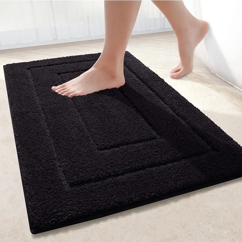 Tapis de bain noir en peluche avec design texturé rectangulaire et bordure surélevée pour salle de bain
