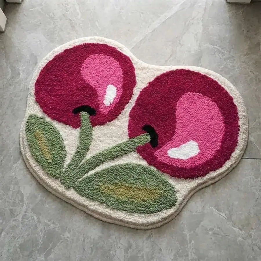 Tapis de bain à thème cerise avec des accents magenta et vert vibrants, fabriqué en matériau moelleux doux.
