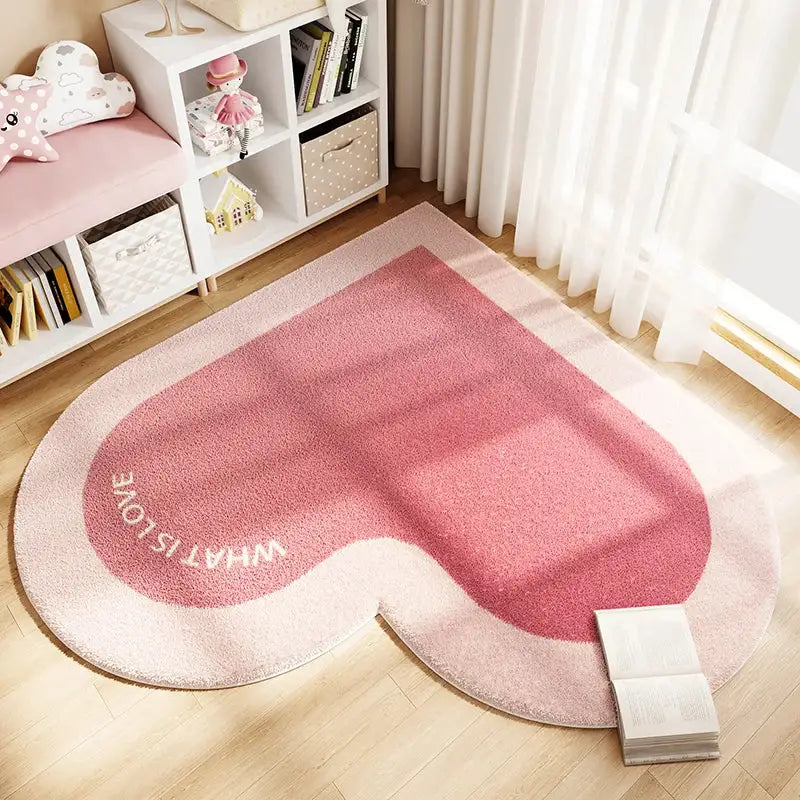Tapis rose en forme de cœur avec bordure blanche et texte « what is love » dans un design moderne.