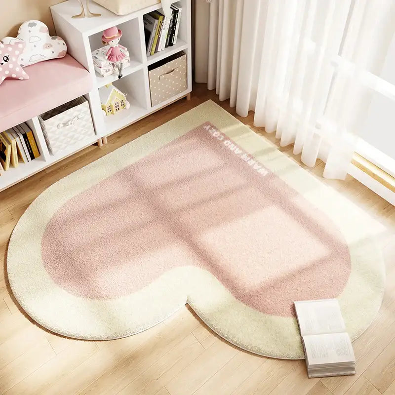 Tapis en forme de cœur aux couleurs rose et crème douces, texture moelleuse et bordure décorative.