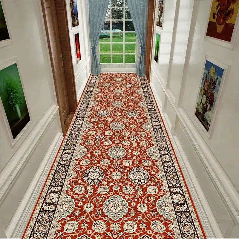 Tapis de couloir à motif rouge et noir avec un design floral complexe, probablement fabriqué en polyester ou en nylon.