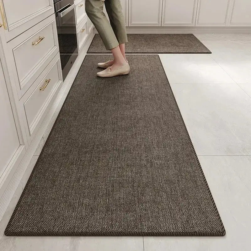 Tapis texturé marron avec un motif chevron, probablement fabriqué en laine ou en fibres synthétiques.