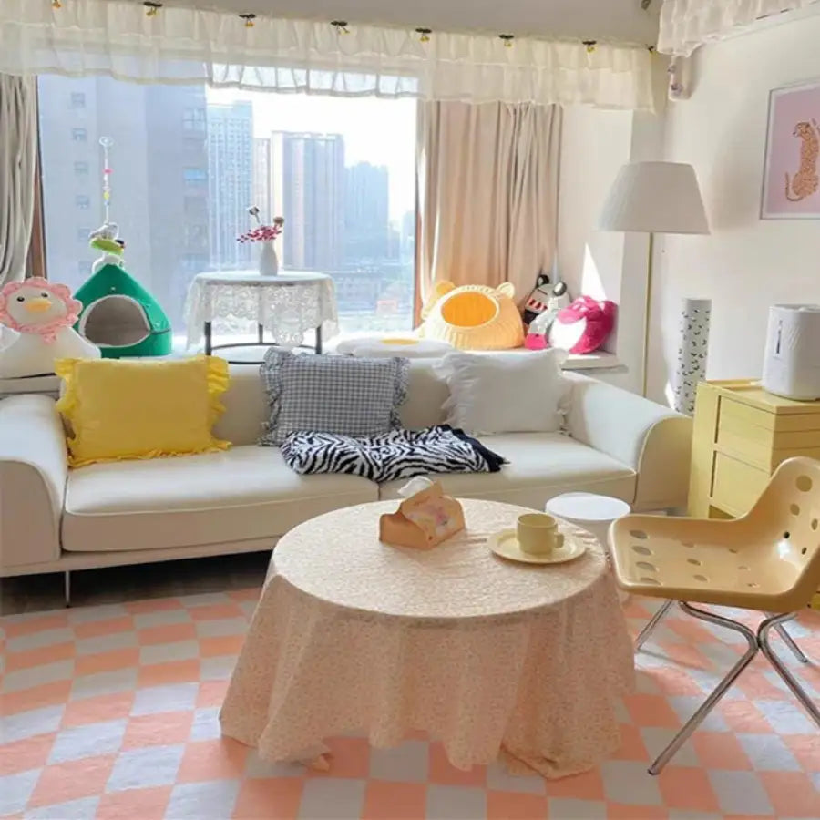 Canapé en cuir blanc avec coussins de jet jaunes et gris, design moderne.