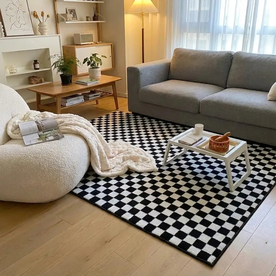 Tapis à carreaux noir et blanc avec un design moderne, adapté aux espaces de vie contemporains.