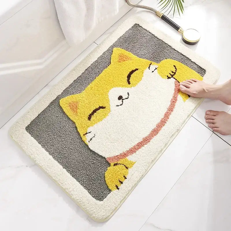 Tapis de bain avec design de chat mignon, fourrure jaune et blanche, collier rose, fond gris, matériau doux.