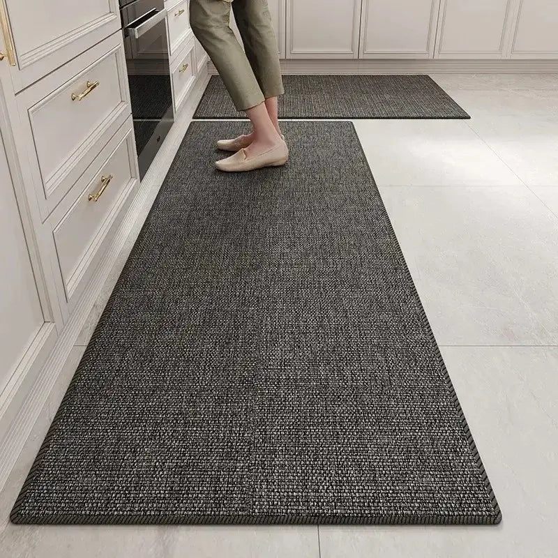 Tapis de cuisine texturé gris anthracite avec un motif tissé et dos antidérapant.