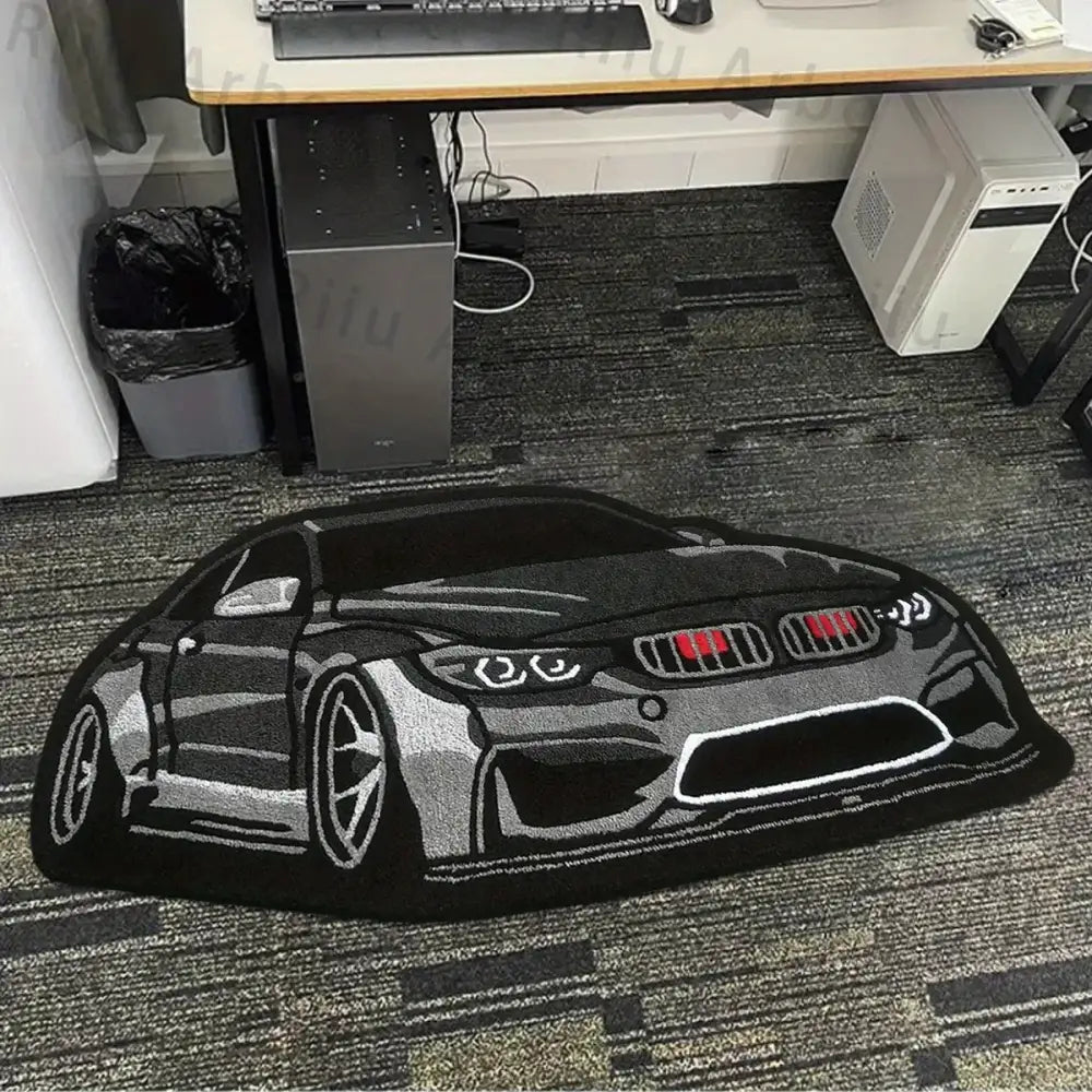 Tapis en forme de voiture noir et argent brodé avec un design détaillé bmw et accents rouges sur la calandre