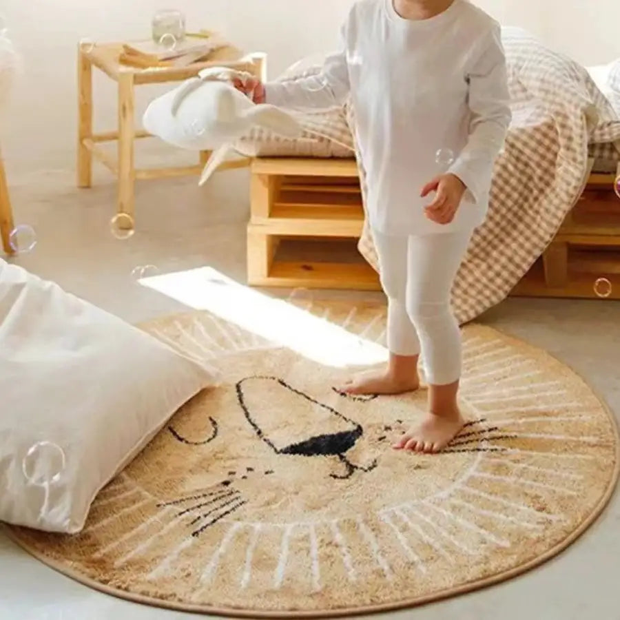 Tapis circulaire beige et blanc avec motif de soleil, probablement fait de laine ou de fibres synthétiques.