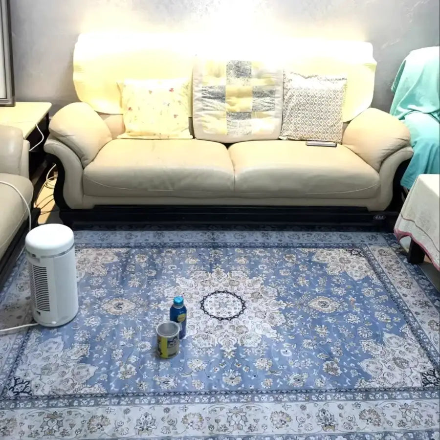 Canapé en cuir crème avec des coussins de jet à motif floral et un design moderne.