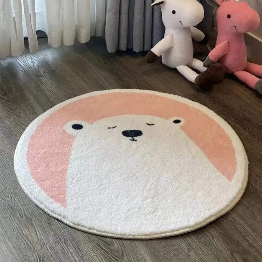 Tapis en peau d’ours polaire avec accents roses, matériau moelleux.