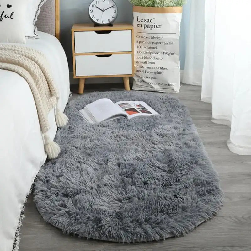 Tapis gris moelleux avec un design moderne et une texture douce.