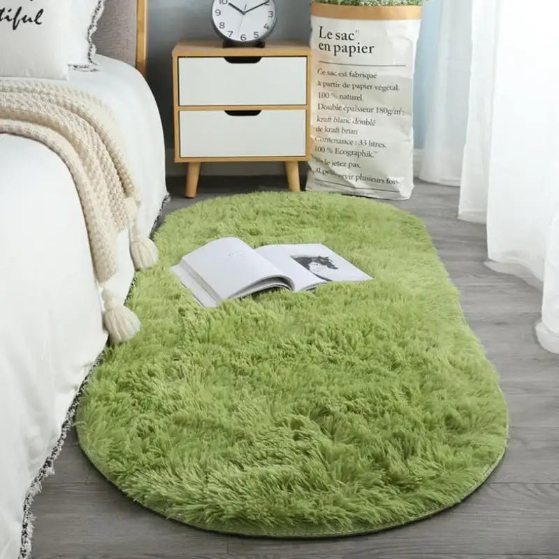 Tapis moelleux vert avec un design moderne et une texture douce, probablement fabriqué en fibres synthétiques.
