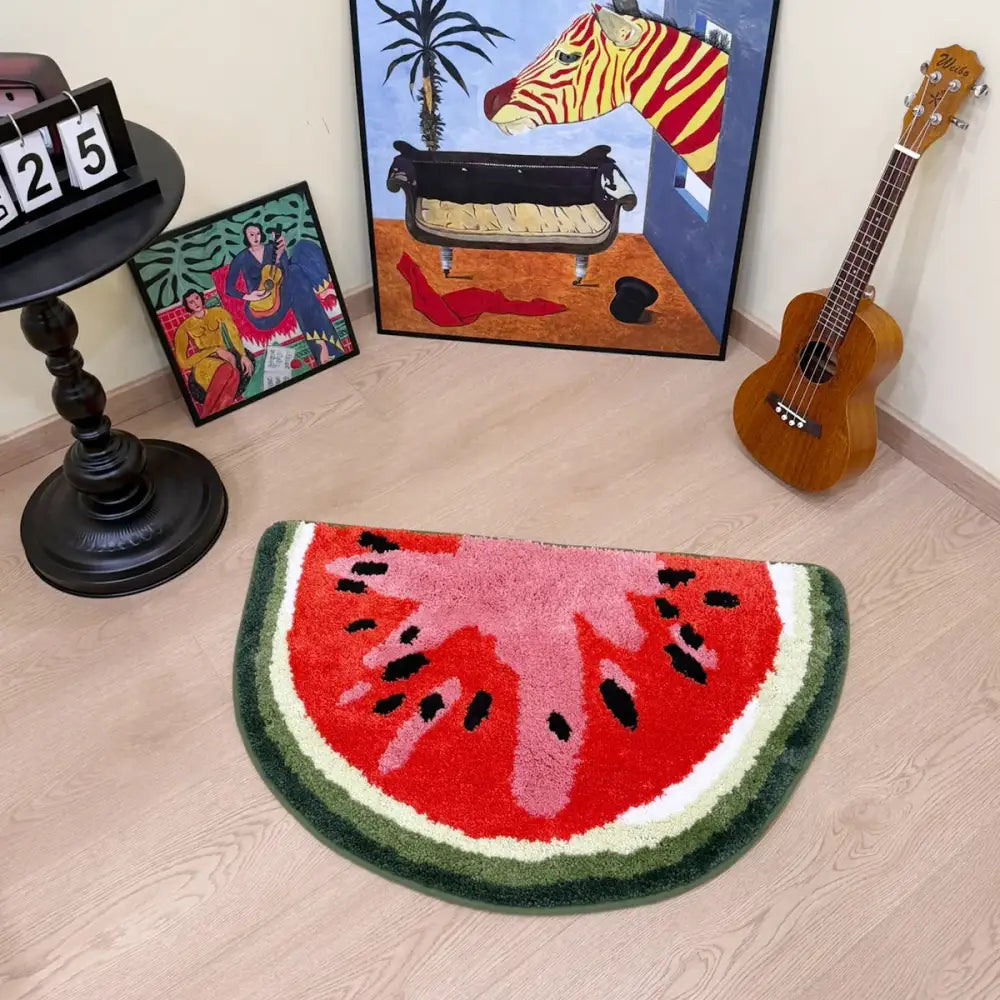 Tapis de bain tranche de pastèque aux teintes vives rouge, vert et rose, matériau moelleux pour le confort.