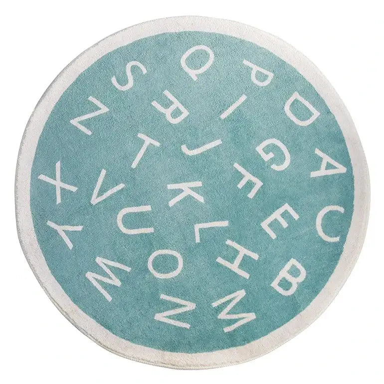 Tapis circulaire turquoise avec design de lettres et chiffres blancs, surface texturée.