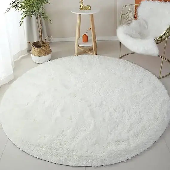 Tapis rond blanc moelleux avec franges et surface texturée, probablement fabriqué en fibres synthétiques.