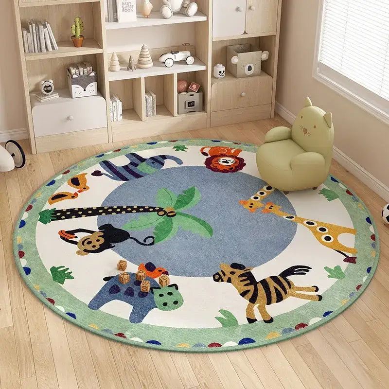 Tapis circulaire à thème jungle avec illustrations d’animaux colorés et une zone centrale bleue, fabriqué en matériau en peluche doux.