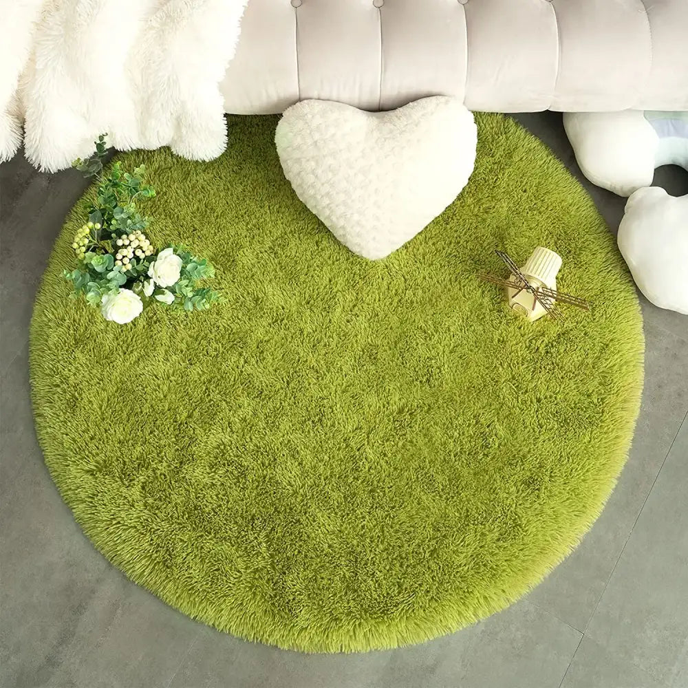 Tapis rond en peluche vert lime avec coussin en forme de cœur et arrangement floral.