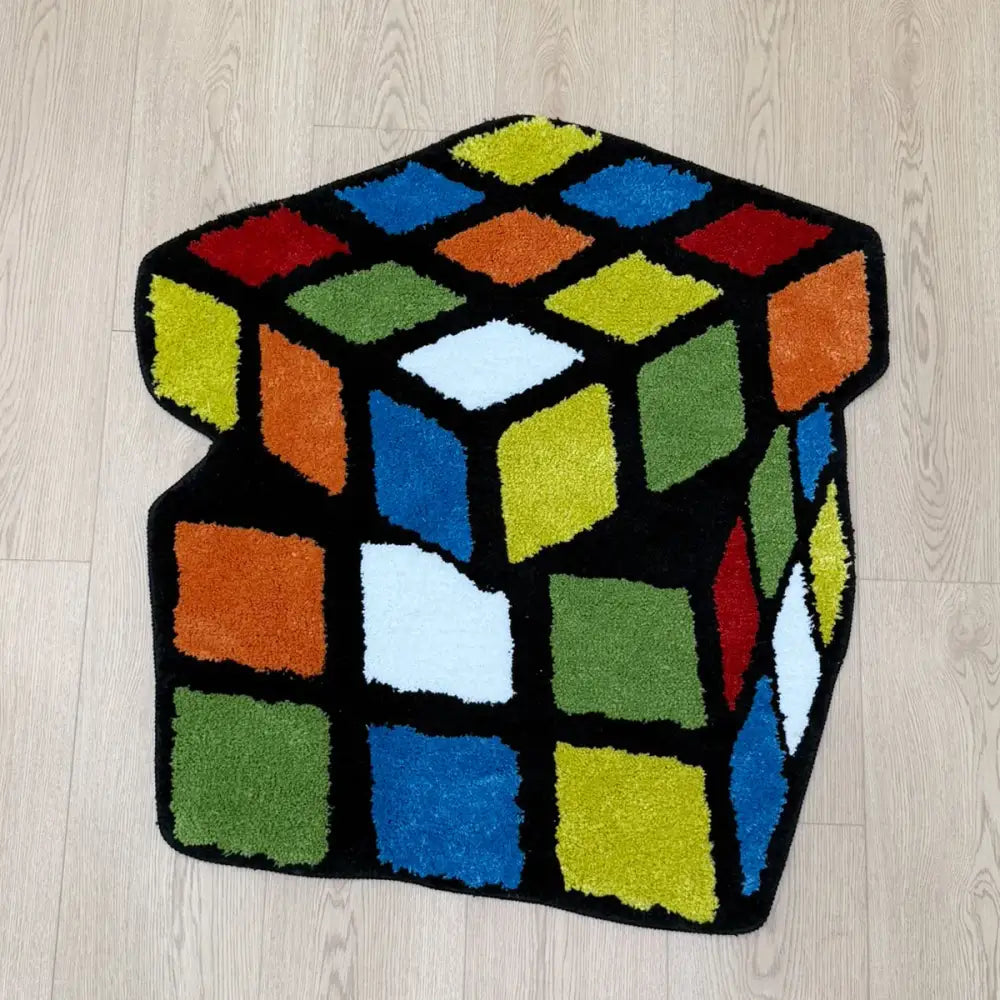 Tapis de cube Rubik avec des carrés colorés et des bords noirs.