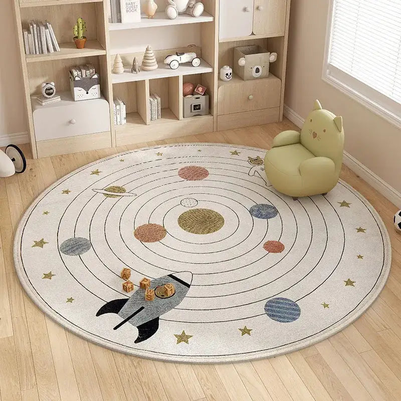 Tapis circulaire beige à design thématique spatiale présentant des planètes et des étoiles, fabriqué en matériau moelleux.