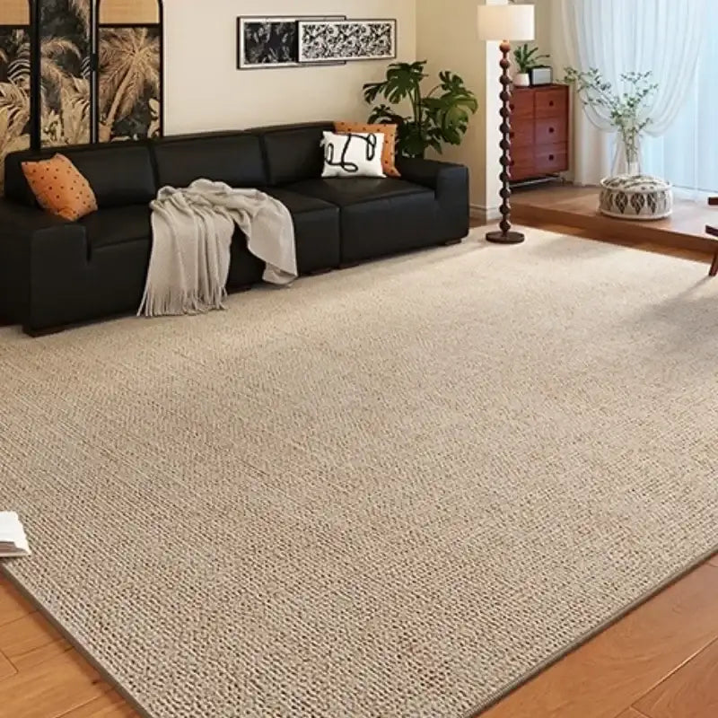 Tapis texturé beige avec un design en fibre naturelle, probablement en jute ou en sisal.