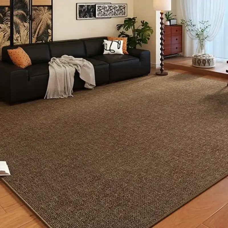 Tapis texturé marron avec un motif tissé, probablement fabriqué en laine ou en fibres synthétiques.