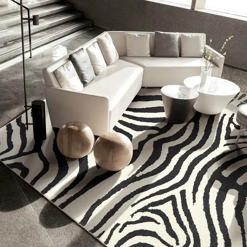Tapis à motifs zébrés avec rayures noires et blanches, design moderne.