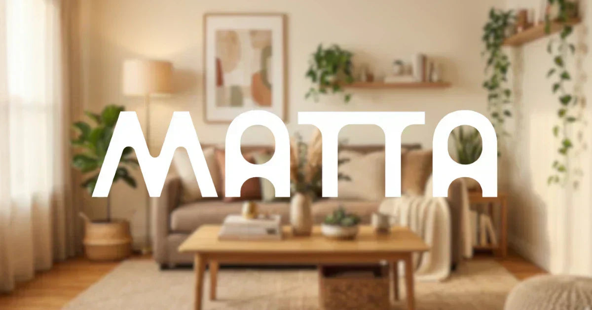 Canapé beige moelleux avec table basse pour petit salon cosy