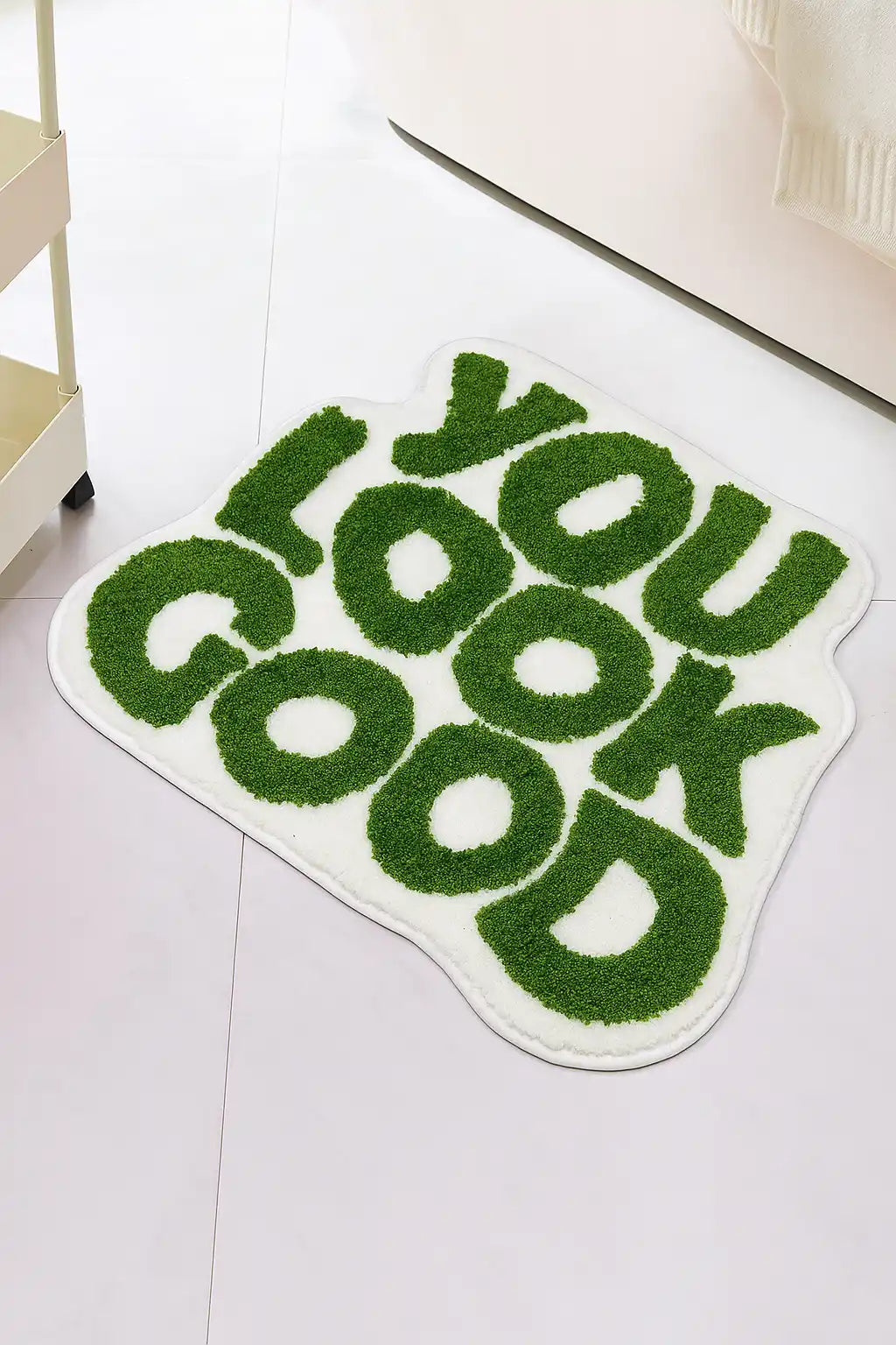 Tapis de bain à motifs en blanc et vert.