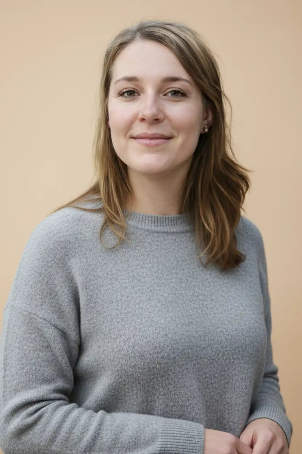 Pull en cachemire gris avec poignets et ourlet côtes.