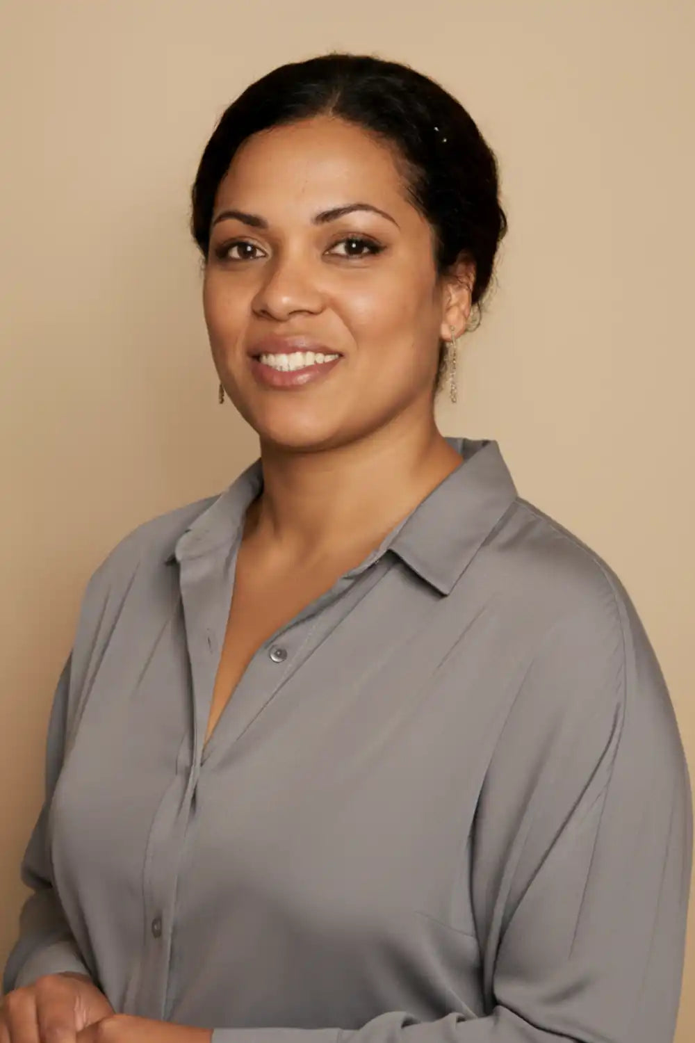 Chemise grise boutonnée avec col et détail de poche.