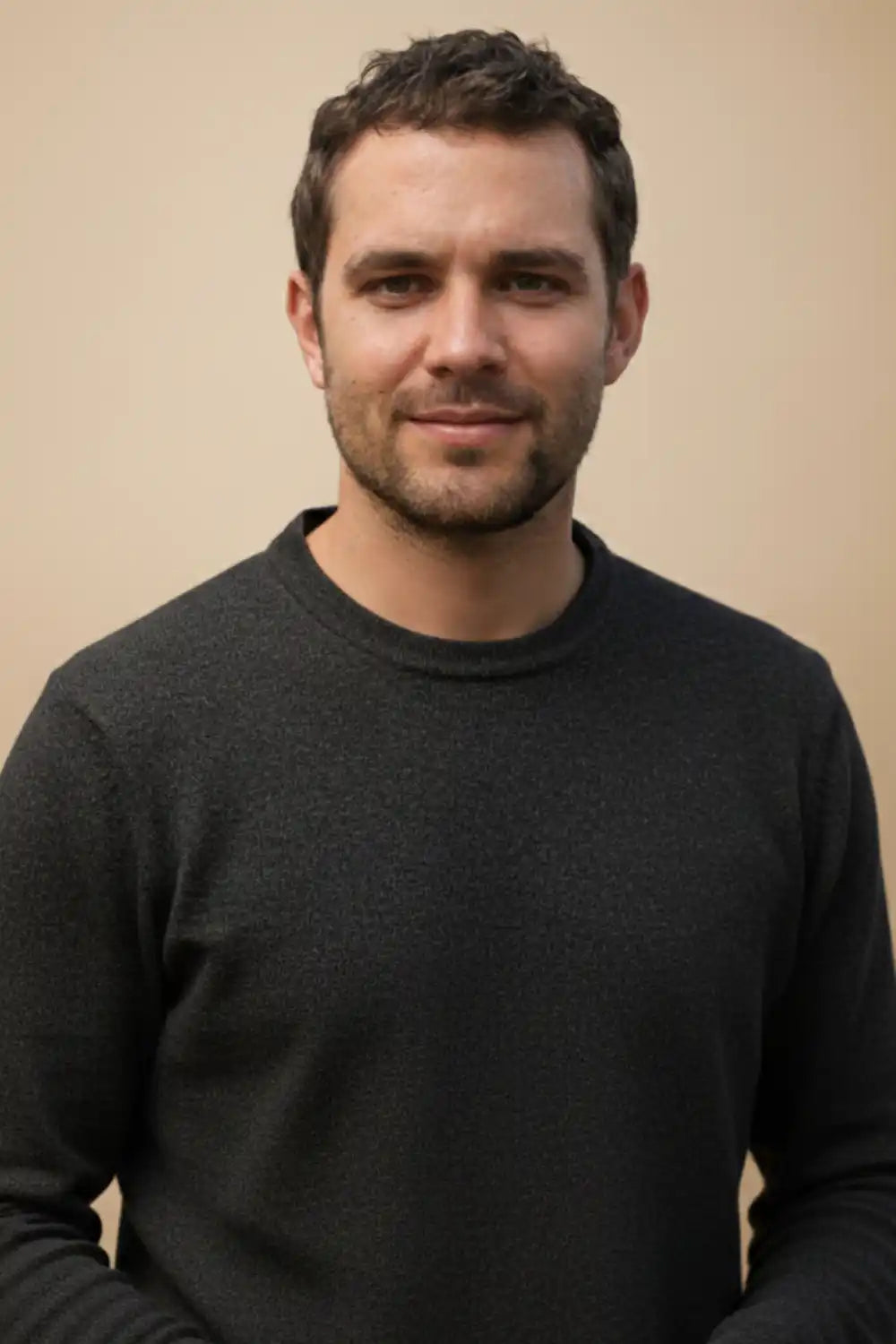 Pull-over noir à col rond avec des poignets et un ourlet côtelés, probablement fabriqué en coton ou un tissu doux similaire.