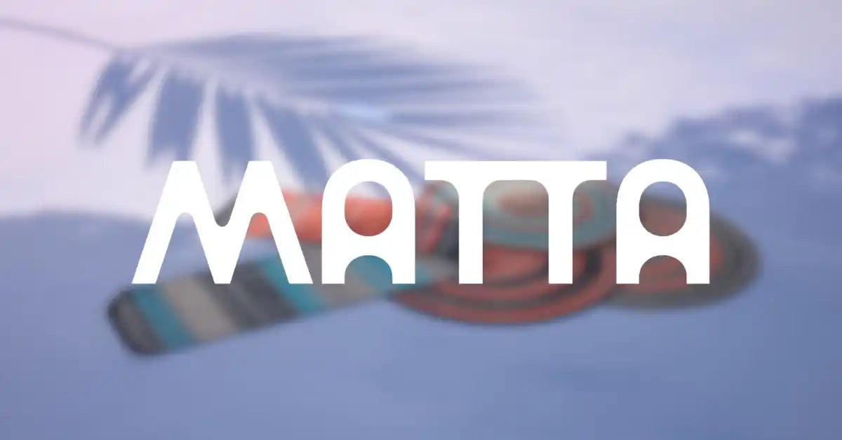 Une planche de snowboard avec 'MATTA' écrit dessus.