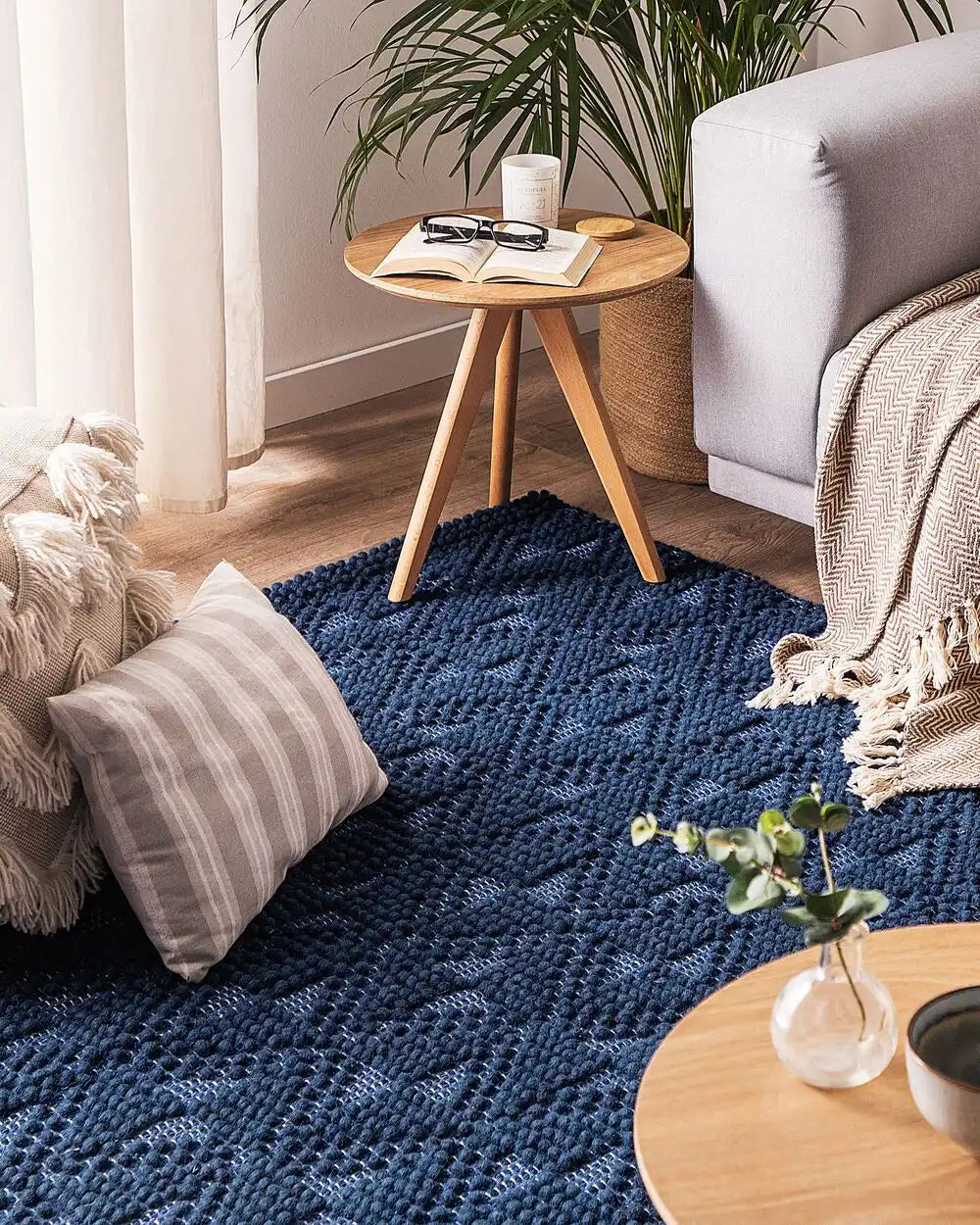 Un tapis à motifs géométriques en textured bleu foncé.
