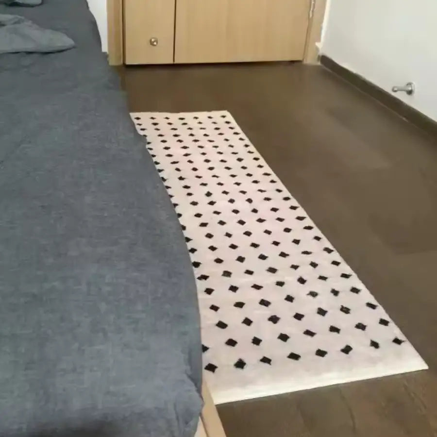 Tapis à motif géométrique blanc et noir avec un design moderne.