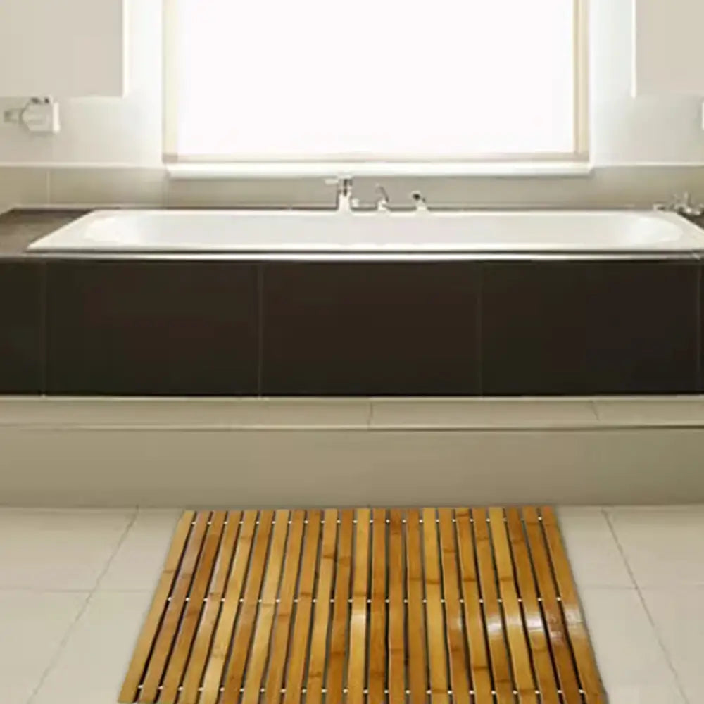 Un tapis de bain en bambou rectangulaire avec des lattes parallèles et une finition en bois naturel.