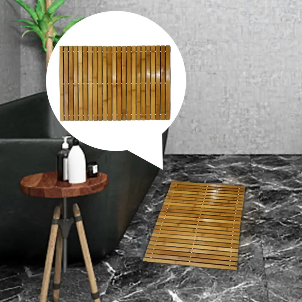 Tapis de bain en lattes de bambou naturel avec une finition chaude brun clair et une texture subtile de grain de bois.