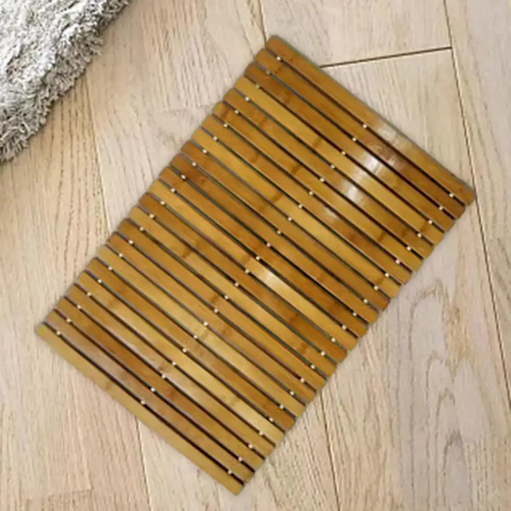 Tapis de bain en bambou rectangulaire avec lattes brun doré clair et petites fixations métalliques.