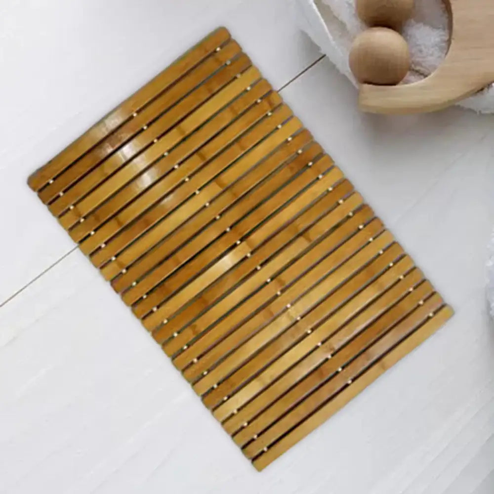 Tapis de bain en bambou rectangulaire avec lattes brun doré clair et petites fixations métalliques.
