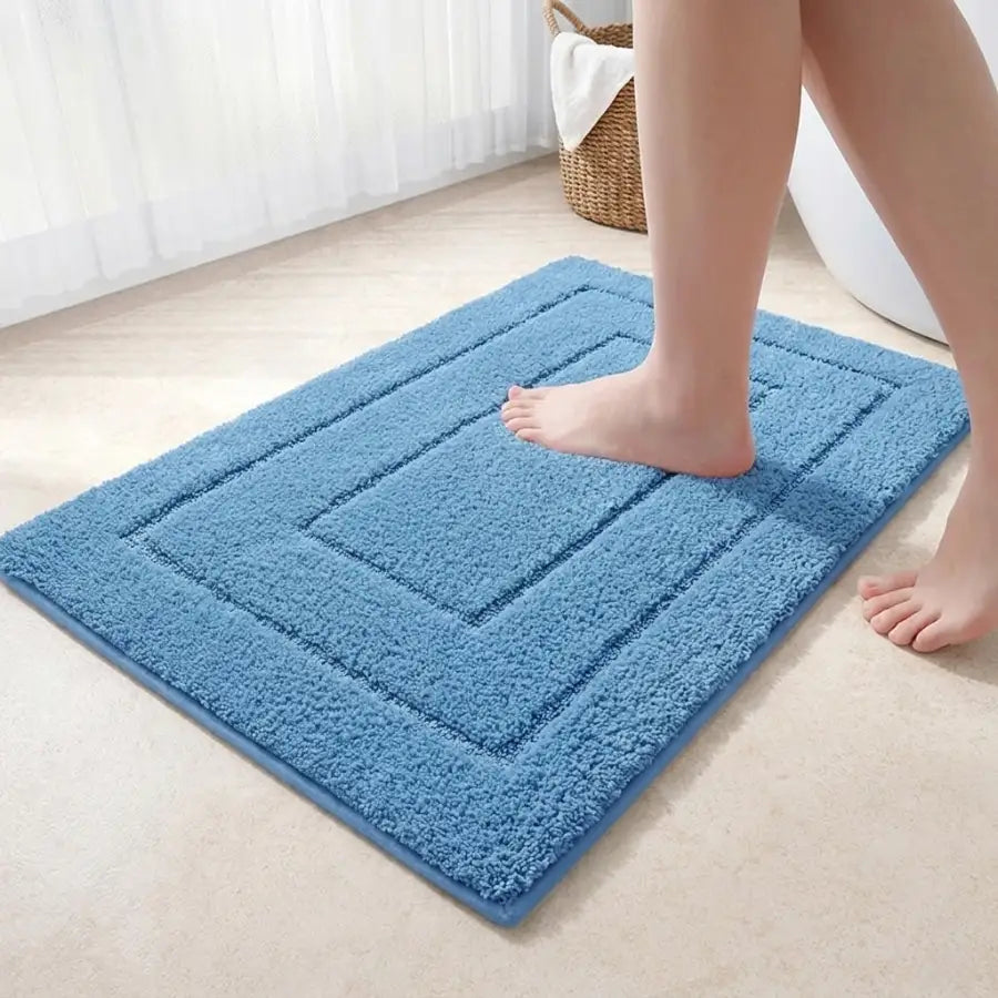 Tapis de bain bleu ciel rectangulaire avec surface moelleuse texturée et bordure surélevée pour bain bleu ciel