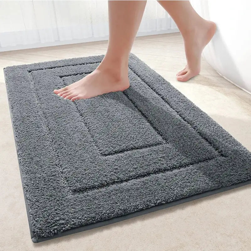 Tapis de bain gris anthracite en peluche avec design rectangulaire texturé et bordure surélevée pour salle de bain