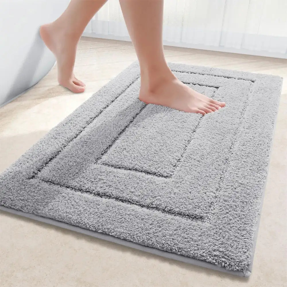 Tapis de bain gris perle en peluche avec design rectangulaire texturé et superposé gris clair
