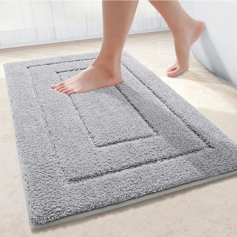 Tapis de bain gris perle en peluche avec surface douce et motif rectangulaire texturé gris clair