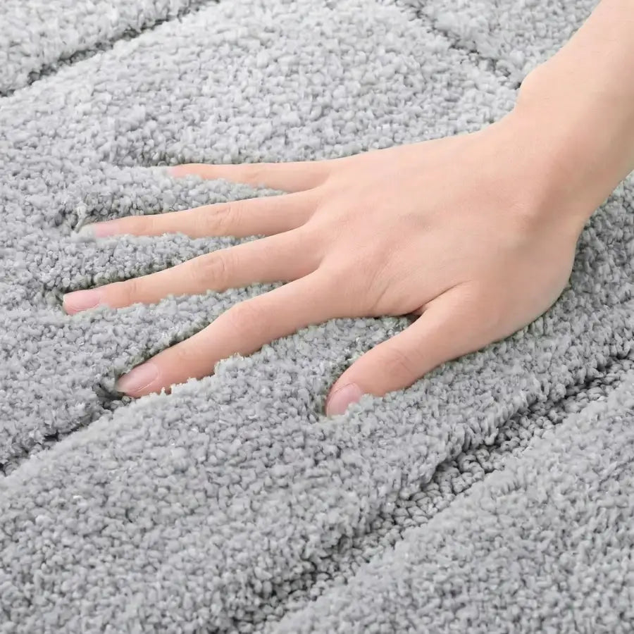 Tapis de bain gris perle en peluche douce gris perle avec surface texturée en boucles pour salle de bain gris