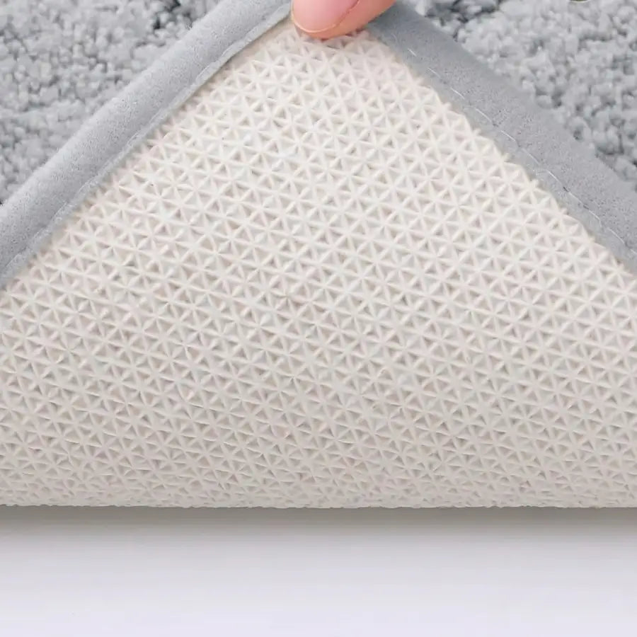 Tapis de bain gris perle avec dessous texturé en motif géométrique et bord rembourré gris clair doux et pelucheux