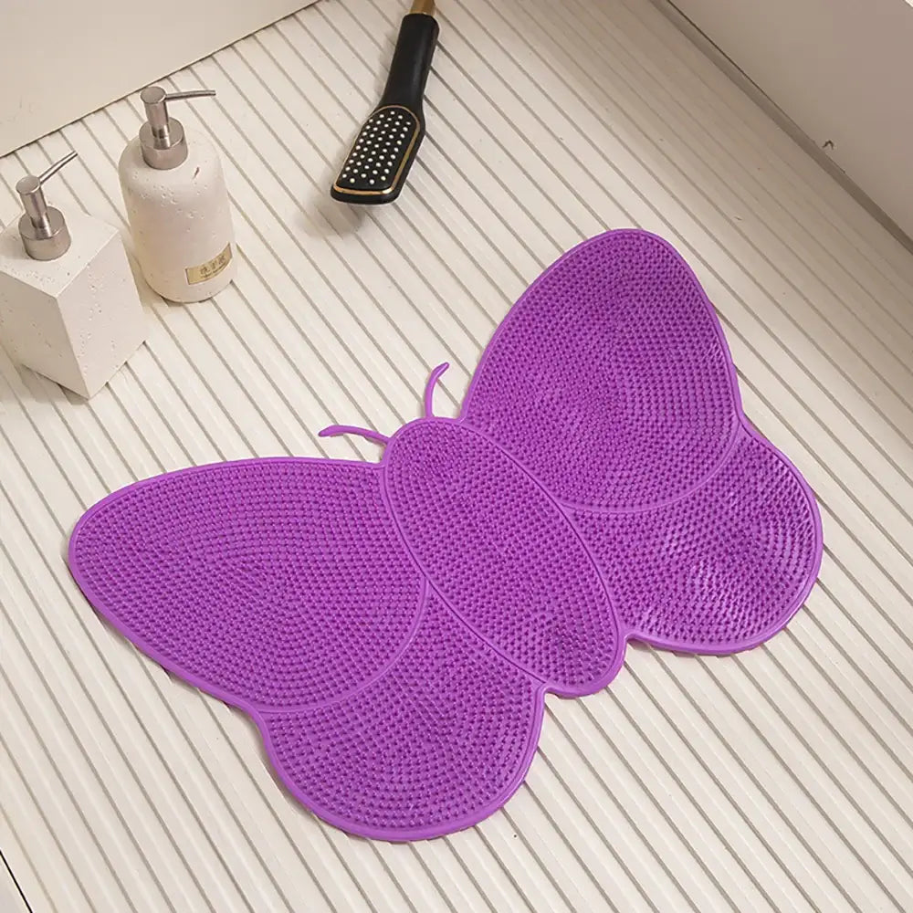 Tapis de bain en forme de papillon violet avec une surface texturée antidérapante.
