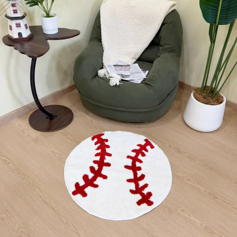 Tapis blanc à thème baseball avec design de surpiqûres rouges, fabriqué en matériau feutré.