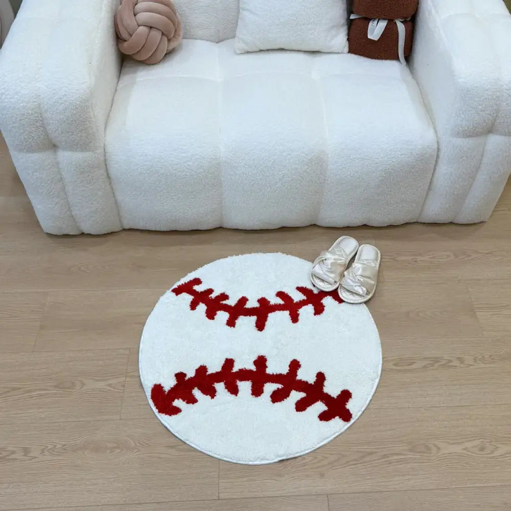 Tapis blanc en forme de ballon de baseball avec un motif de coutures rouges, matériau moelleux.